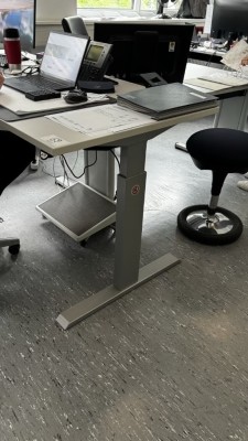 1 Schreibtisch, elektrisch höhenverstellbar mit Aktenrollcontainer